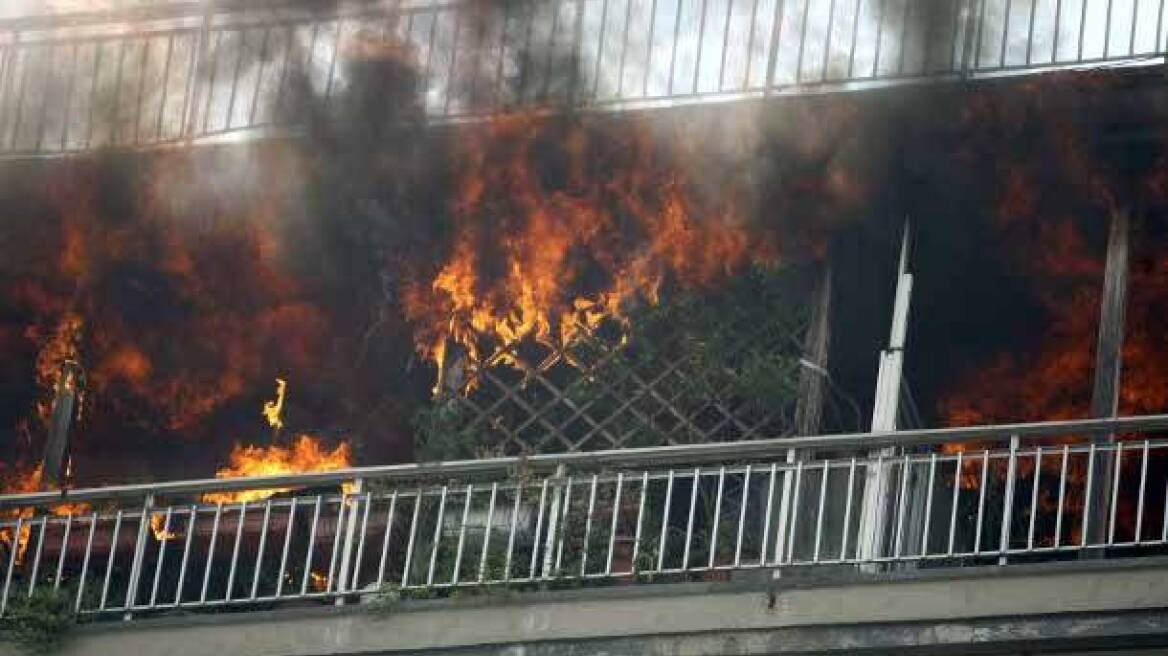 Υπό έλεγχο η πυρκαγιά σε διαμέρισμα στα Καμίνια 