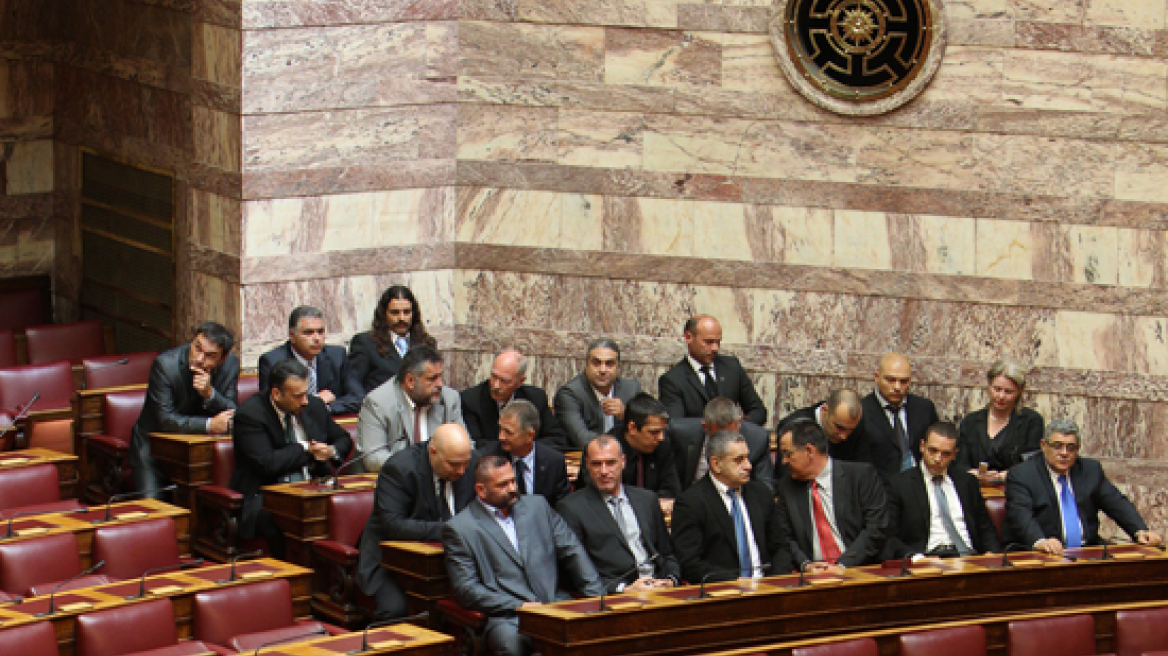 Δε χάνουν τη βουλευτική ιδιότητα οι συλληφθέντες βουλευτές της Χρυσής Αυγής