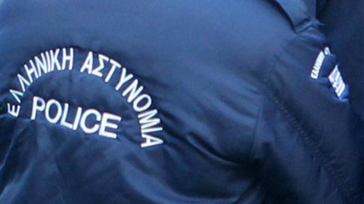 Συνελήφθη αστυνομικός για εμπορία όπλων μέσω διαδικτύου