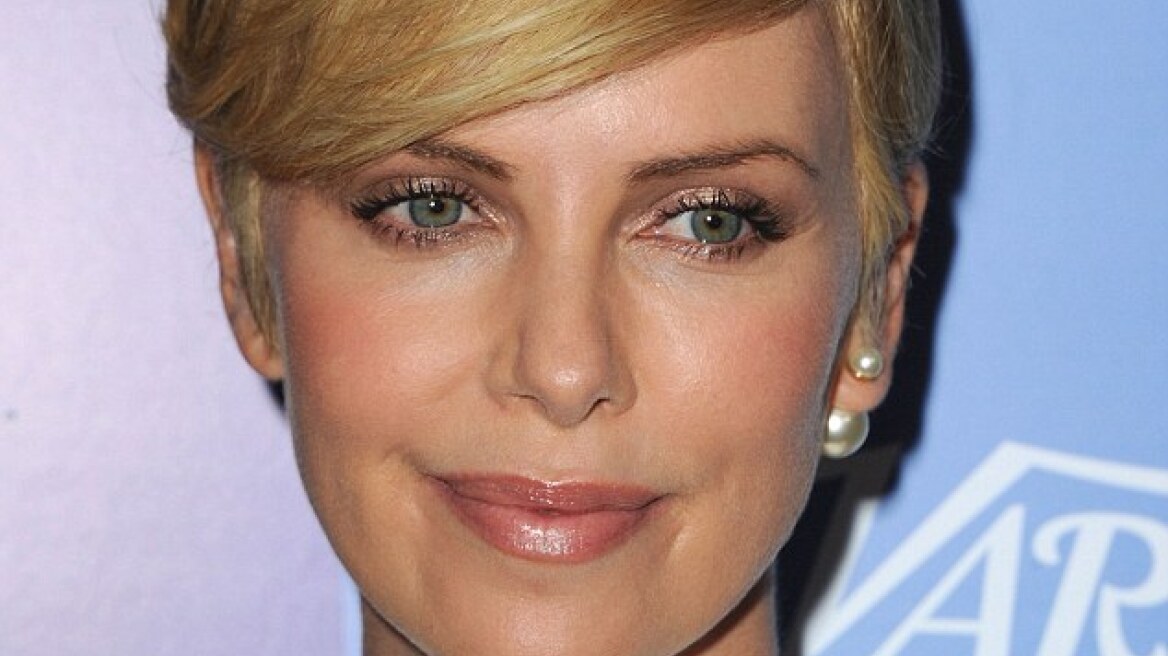 Το... σημάδι στο λαιμό της Charlize Theron 