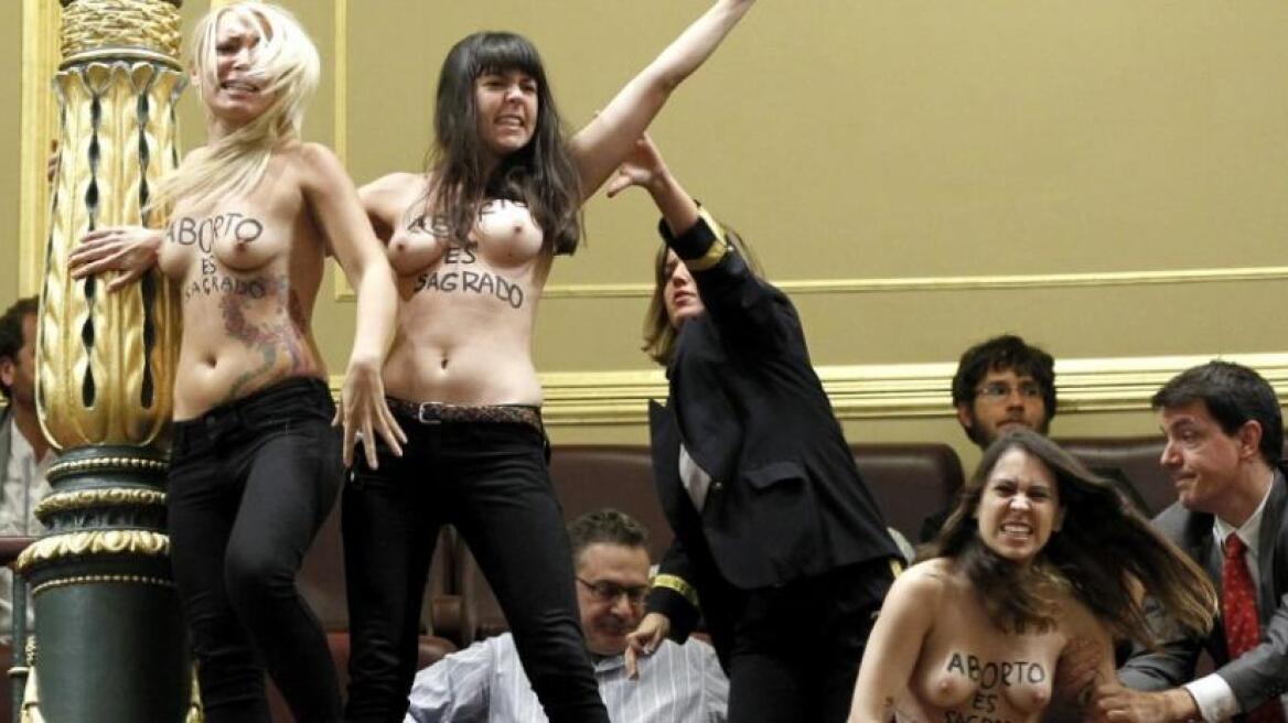 Ακτιβίστριες της Femen γυμνές στην ισπανική Βουλή