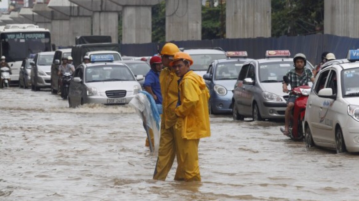 Βιετνάμ: Εφθασε ο τυφώνας Νάρι - 122.000 άνθρωποι εγκατέλειψαν τα σπίτια τους