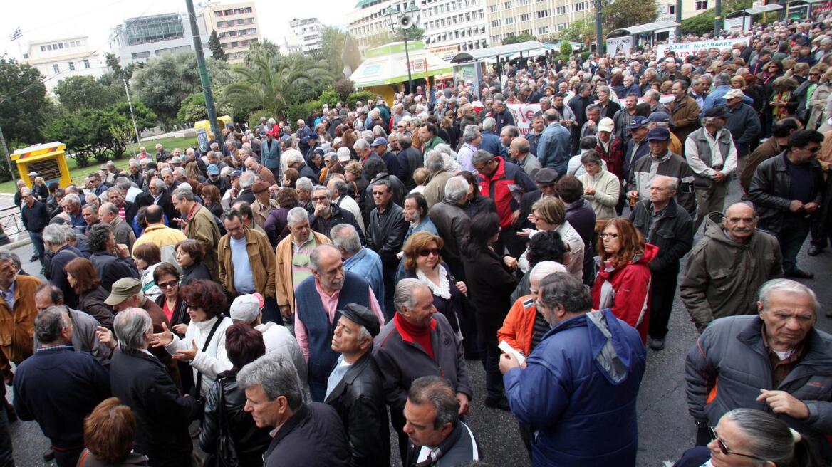 Συγκέντρωση συνταξιούχων στην πλατεία Κλαυθμώνος