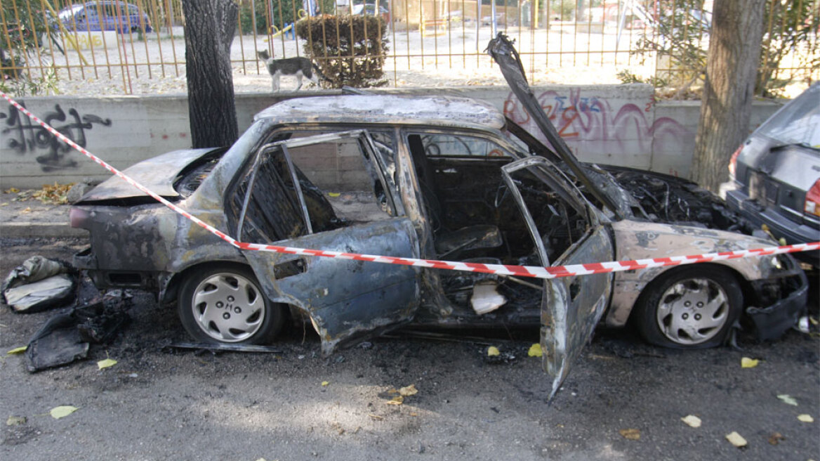 Πυρπόλησε δυο αυτοκίνητα για να εκδικηθεί!