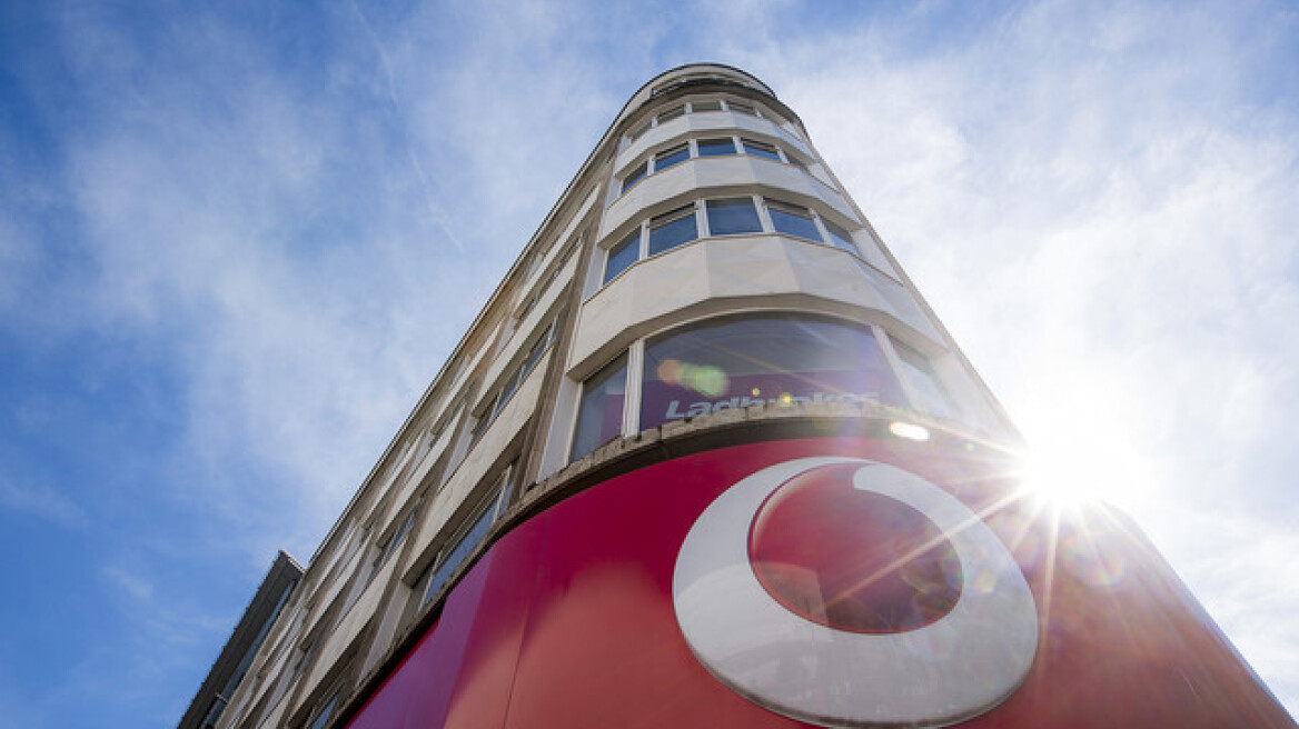 Bloomberg: Την εξαγορά της Vodafone σχεδιάζει η AT&T