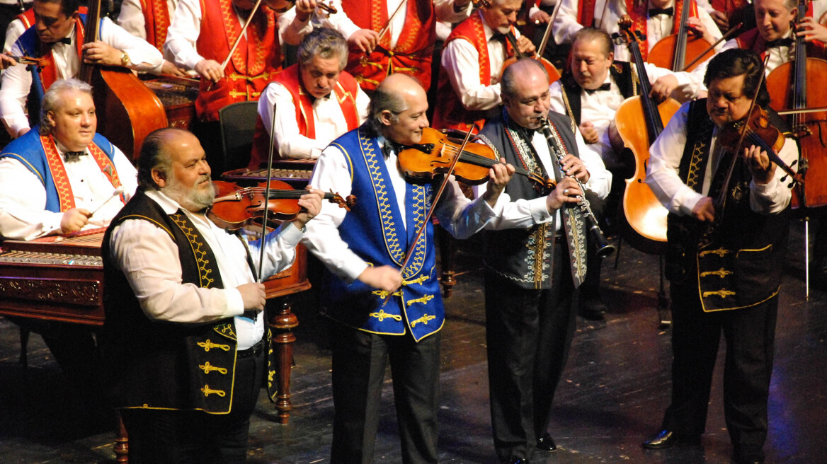 The Budapest Gyρsy Symphony Οrchestra «Εκατό τσιγγάνικα βιολιά» στο Badminton 