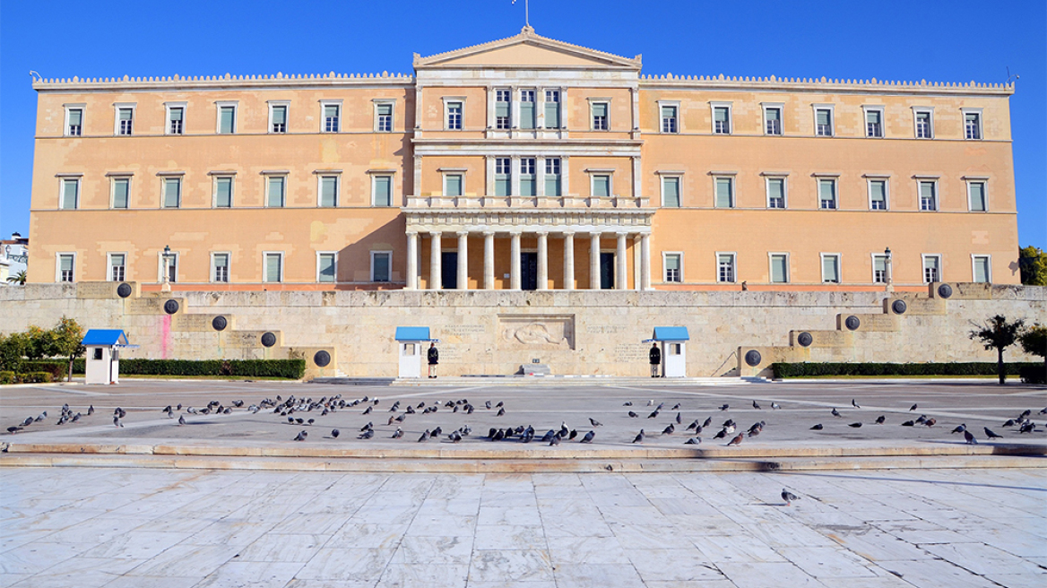 Σφοδρή κόντρα στη Βουλή για την έφοδο των ΜΑΤ στο Ραδιομέγαρο