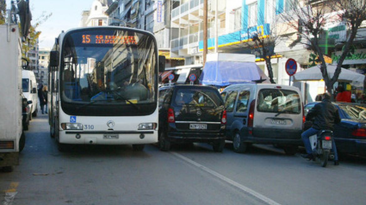 Θεσσαλονίκη: Συλλήψεις για το διπλοπαρκάρισμα ζητά ο εισαγγελέας