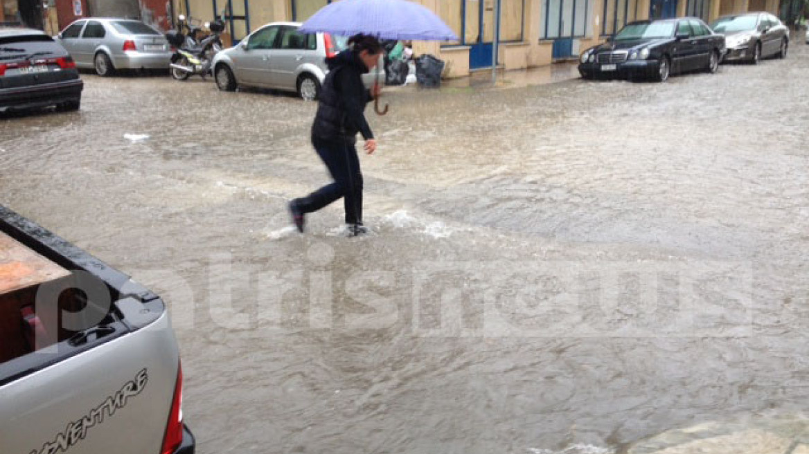 Πλημμύρισε ο Πύργος από την ισχυρή βροχόπτωση 