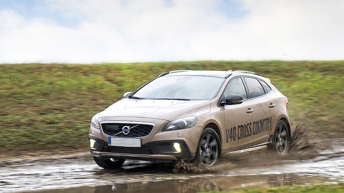 Στη βροχή με το Volvo V40CC 1.6lt diesel