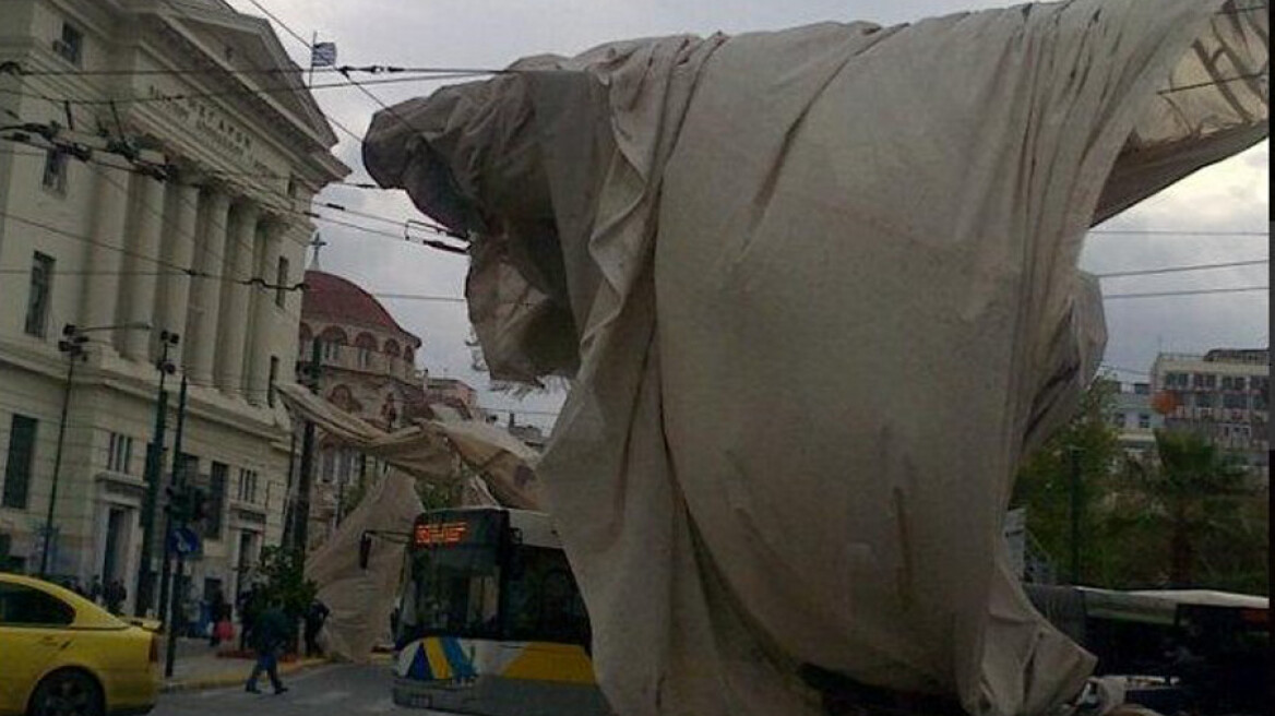 Πανό ξεκόλλησε από τον αέρα και τύλιξε τα καλώδια της ΔΕΗ στον Πειραιά