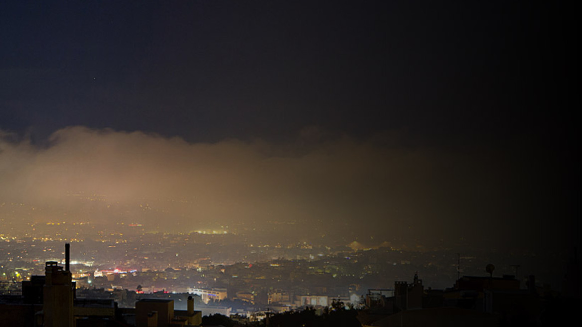 Πνίγηκε τη νύχτα η Αθήνα από τα τζάκια