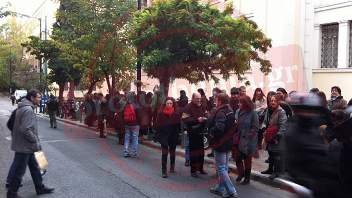 Συγκέντρωση διαμαρτυρίας των υπαλλήλων στο υπουργείο Πολιτισμού