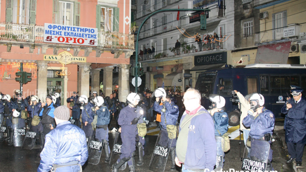 Κέρκυρα: Υπό αστυνομικό κλοιό τα εγκαίνια των γραφείων της ΧΑ και μεγάλη αντιφασιστική διαδήλωση