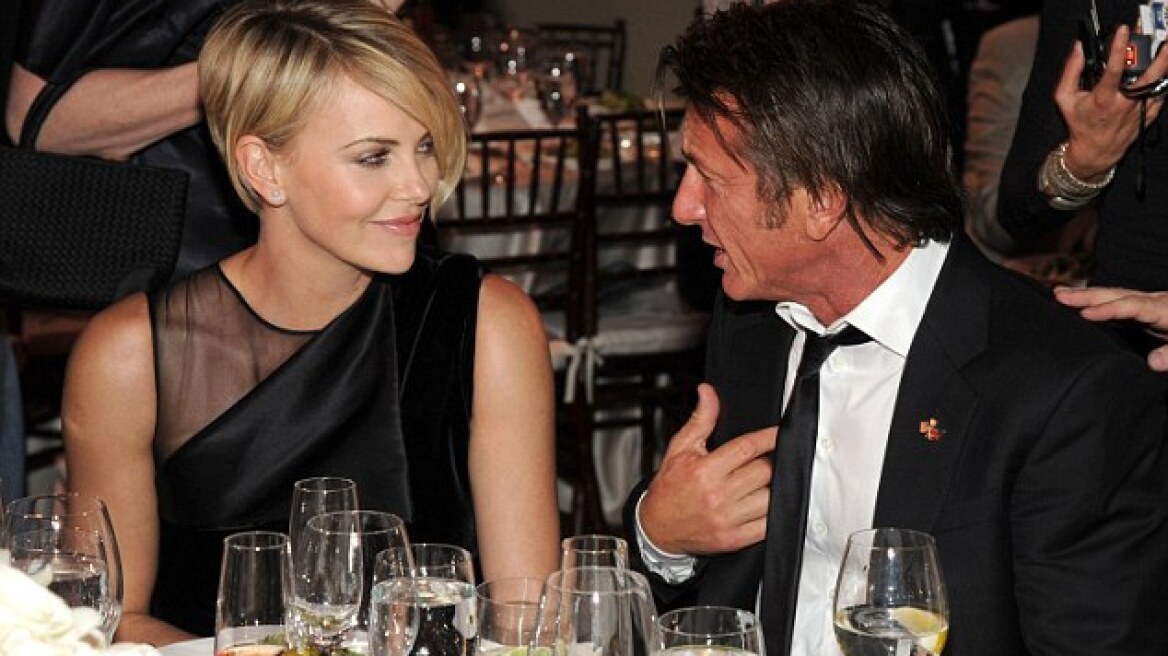 Η Charlize Theron δεν μπορεί να πάρει τα μάτια της από τον Sean Penn 