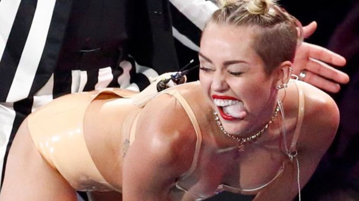 Η Miley Cyrus ποζάρει σαν βαμπίρ!