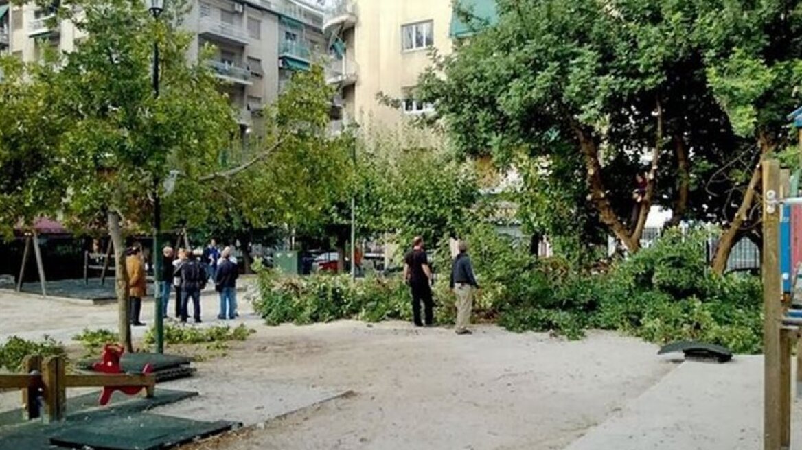 Κλείνει η παιδική χαρά στον Αγιο Παντελεήμονα