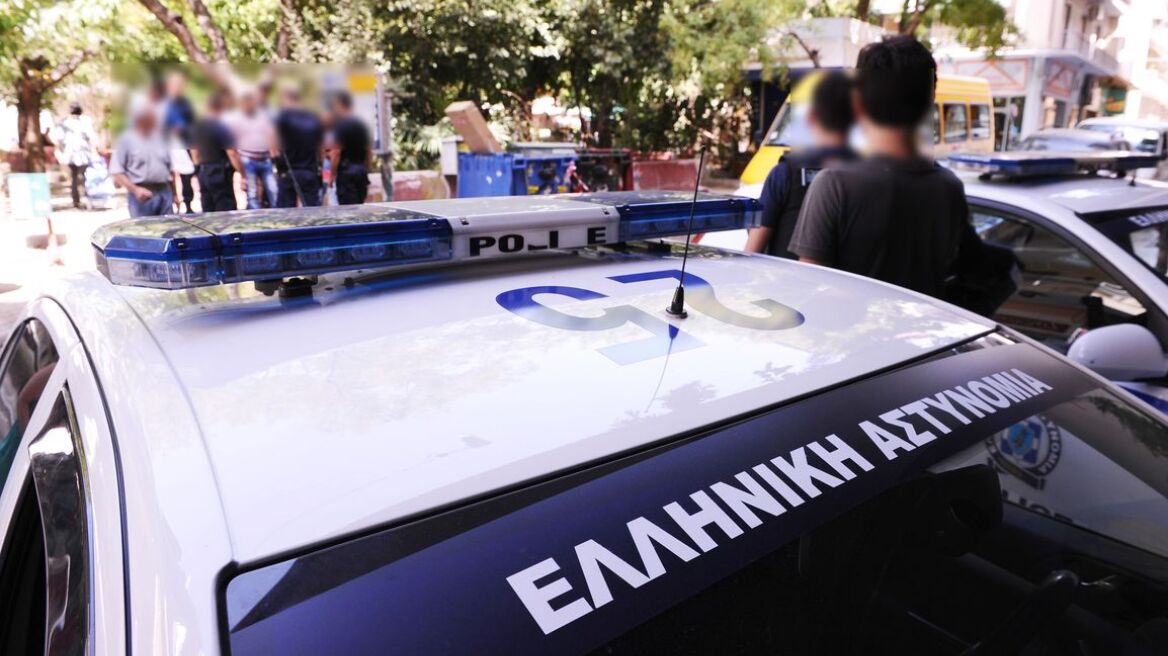 Καβάλα: Μαζί με τα ναρκωτικά έκρυβε και... 49 μαχαίρια