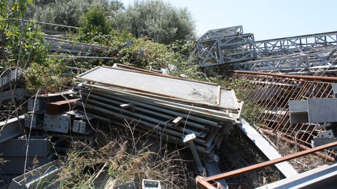 Σπείρα ανηλίκων έκλεβε σχάρες και κάγκελα