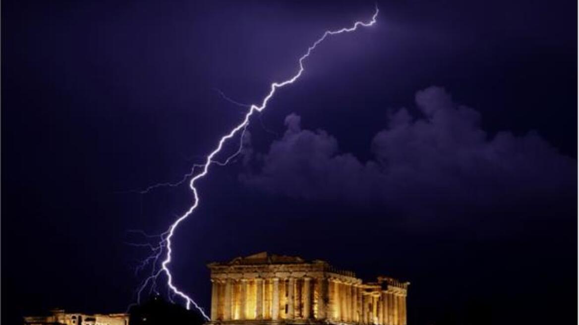 Σοβαρά προβλήματα από την καταιγίδα στην Αττική - Εγκλωβίστηκαν οδηγοί στη Μεσογείων 