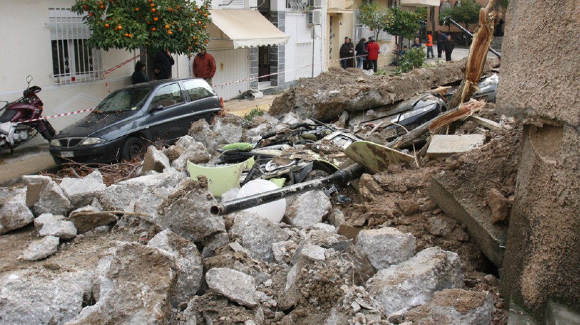 Καισαριανή: Μαντρότοιχος κατέρρευσε διαλύοντας έξι σταθμευμένα αυτοκίνητα