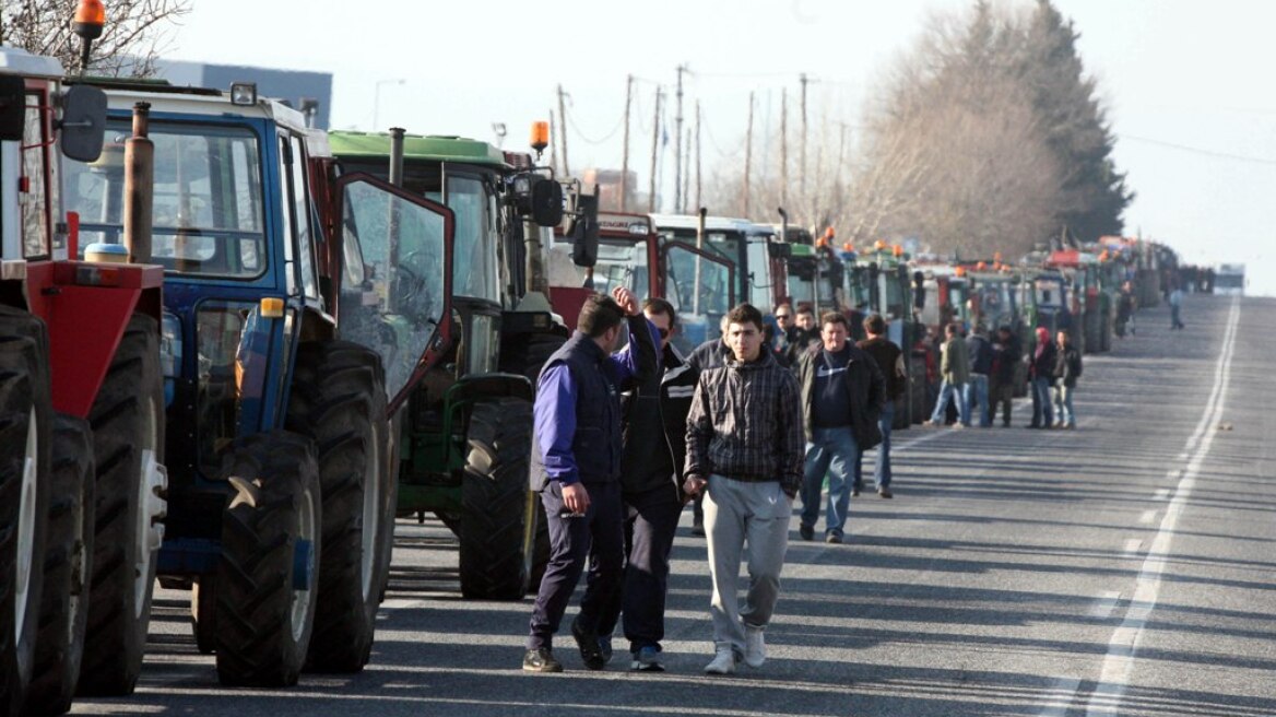 Κρήτη: Μπλόκα σε εφορίες και δρόμους ετοιμάζουν οι αγρότες