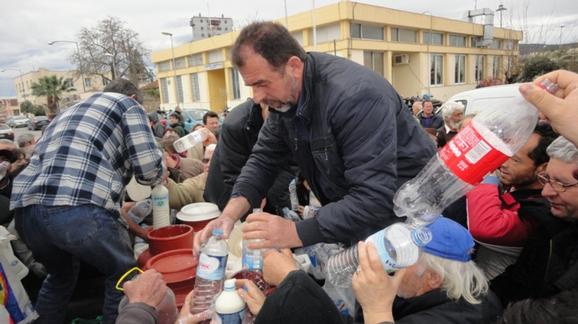 Λάρισα: Μοίρασαν γάλα σε πολίτες διαμαρτυρόμενοι κτηνοτρόφοι