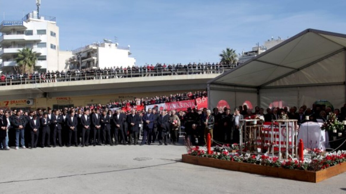 Συγκίνηση για τα θύματα της Θύρας 7: «Αδέλφια ζείτε, εσείς μας οδηγείτε»