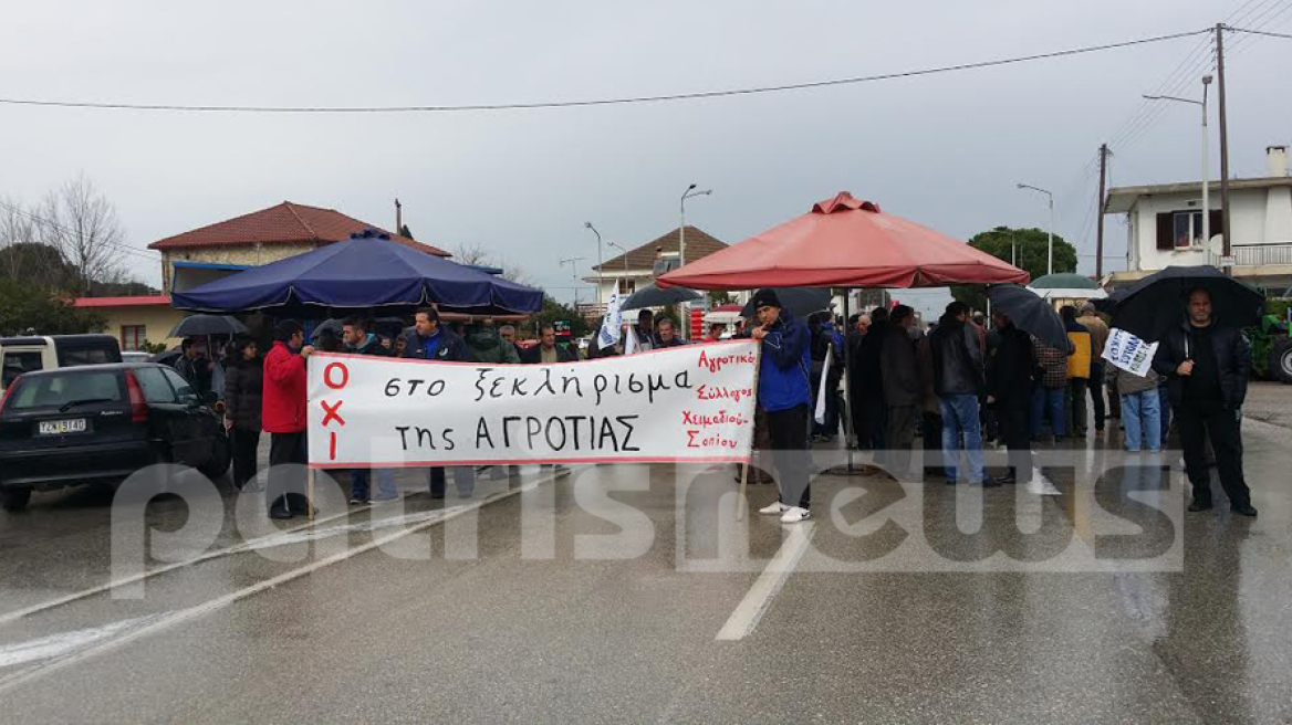 Ηλεία: Συμπλοκές και προσαγωγές στο μπλόκο των αγροτών στην εθνική οδό Πατρών-Πύργου