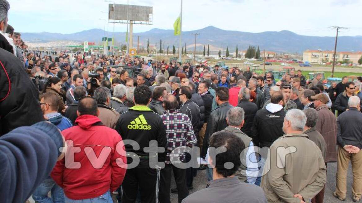 Αγρότες διέκοψαν για μισή ώρα την κυκλοφορία στην Αθηνών - Λαμίας