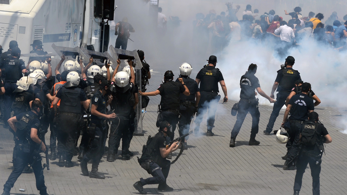 Τουρκία: Δακρυγόνα και επεισόδια μπροστά από το Κοινοβούλιο