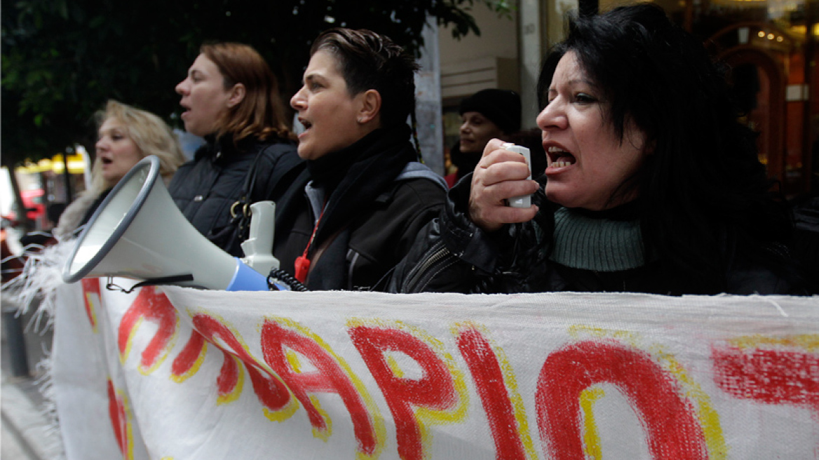 Στο ΥΠΟΙΚ οι απολυμένες καθαρίστριες: «Σκούπα σε κυβέρνηση και μνημόνιο»