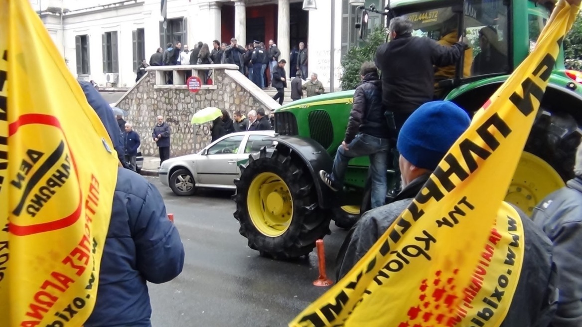 Ρύζι μοιράζουν οι αγρότες στα διόδια των Μαλγάρων 