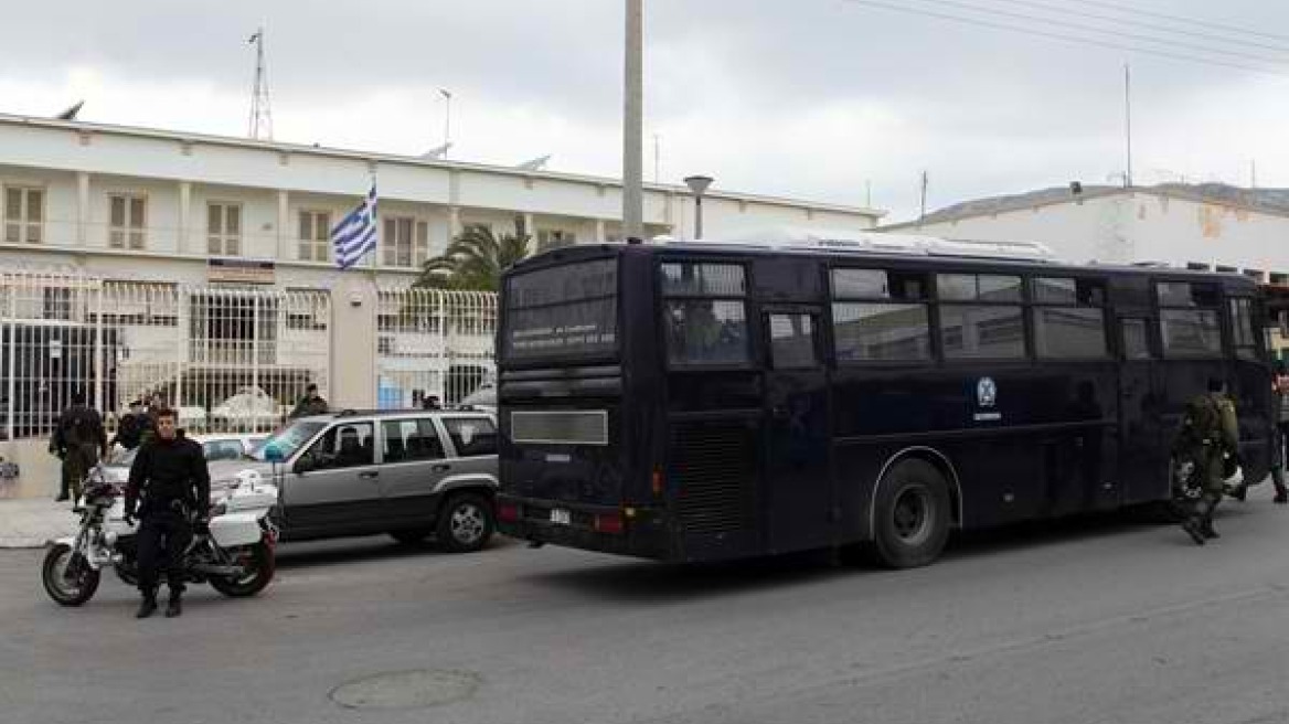 Προσπάθησαν να πετάξουν στις φυλακές Κορυδαλλού δέμα με ναρκωτικά και κινητά  