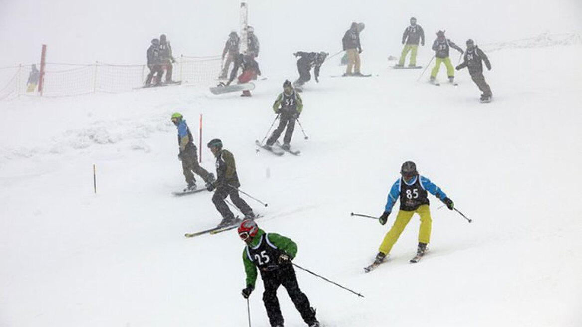 Red Bull Homerun: ski και snowboard σε λευκό φόντο