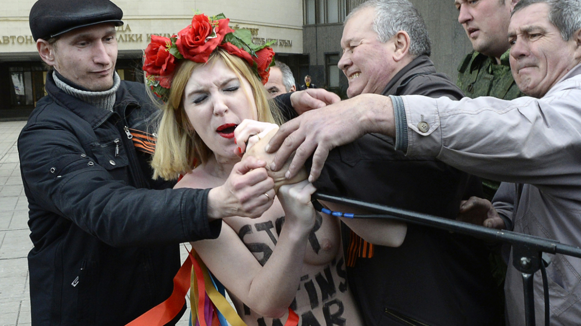 Γυμνόστηθη διαμαρτυρία των Femen στην Κριμαία