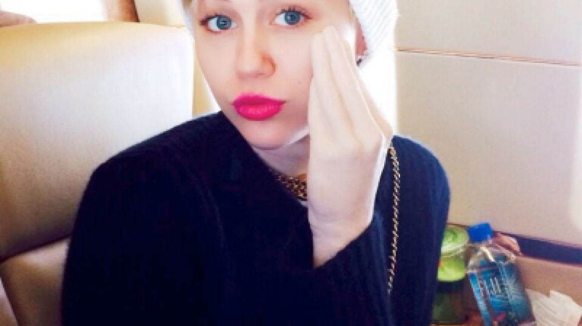 Η Miley Cyrus... ξαναχτύπησε ποζάροντας με «sex toy»
