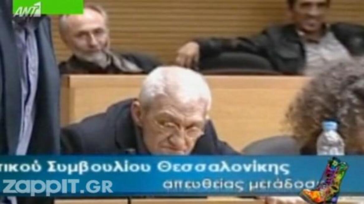 O Γιάννης Μπουτάρης παίζει με το μικρόφωνο!