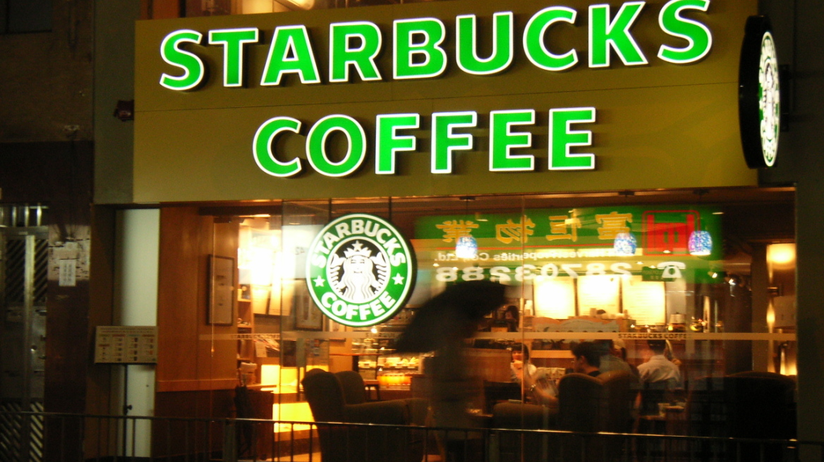 Εκτός από καφέ, τα Starbucks θα προσφέρουν μπύρα και κρασί 