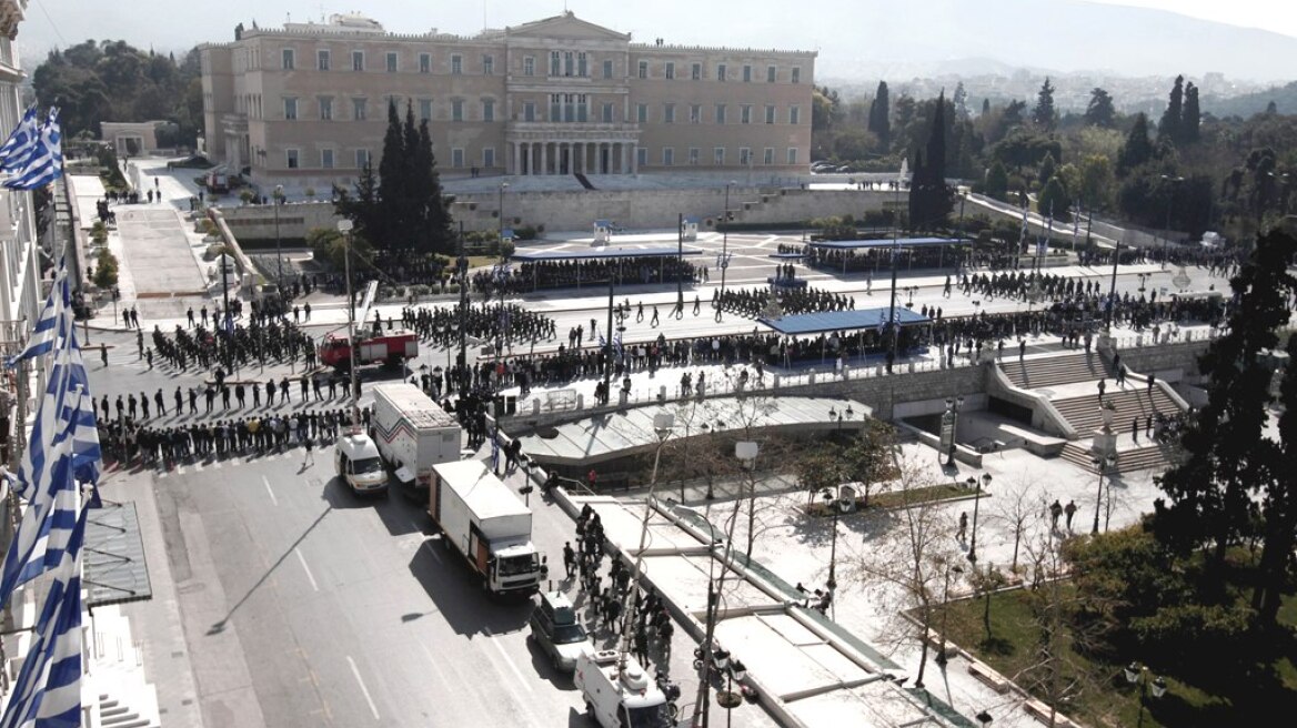 «Οχυρό» η Αθήνα για την παρέλαση - 3.000 αστυνομικοί στο κέντρο