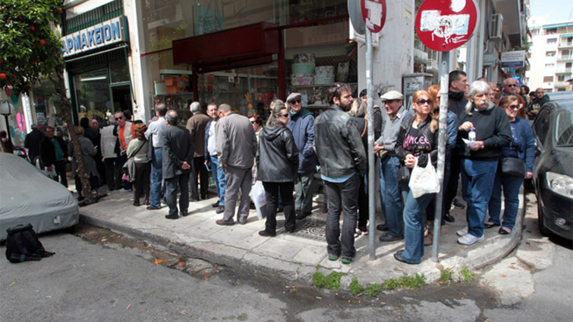 Ταλαιπωρία και το Σαββατοκύριακο έξω από τα φαρμακεία