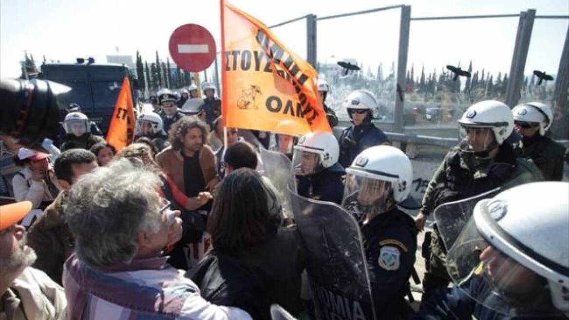 Συγκέντρωση καθηγητών και δασκάλων έξω από το υπ. Παιδείας