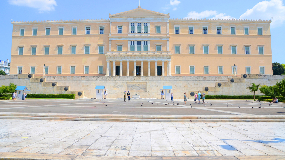 Τι αναφέρει η γνωμοδότηση του καθηγητή Κώστα Χρυσόγονου για την πρόταση δυσπιστίας κατά Στουρνάρα