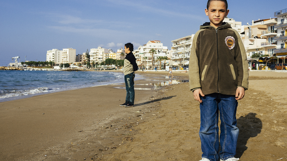 Χανιά: «Να πάμε σε μια χώρα που θα μας φιλοξενήσει καλύτερα», λένε οι Σύριοι πρόσφυγες