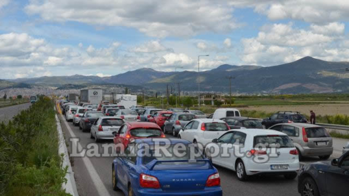 Επιστροφή εκδρομέων: Ουρές αυτοκίνητων έξω από τη Λαμία