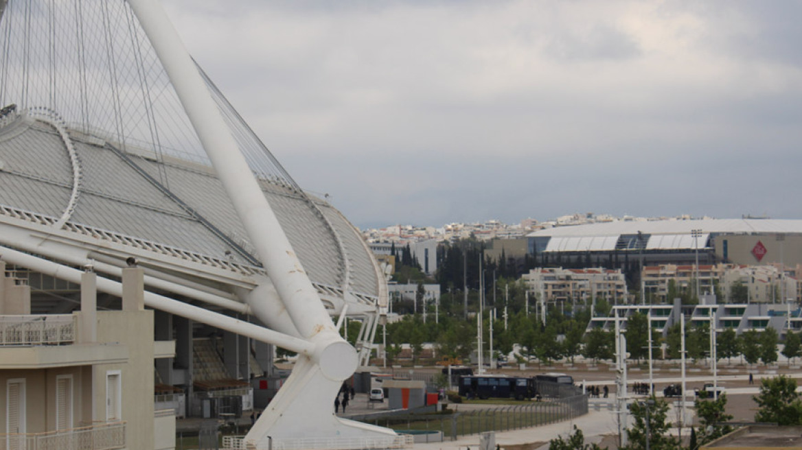 ΟΑΚΑ: Δυνατή βροχή και «καυτή» ατμόσφαιρα λίγο πριν τη σέντρα του τελικού