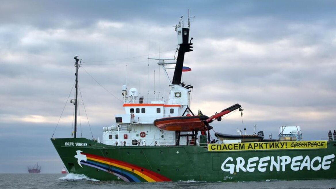 Πλοίο της Greenpeace «κυνηγάει» ρωσικό πετρελαιοφόρο