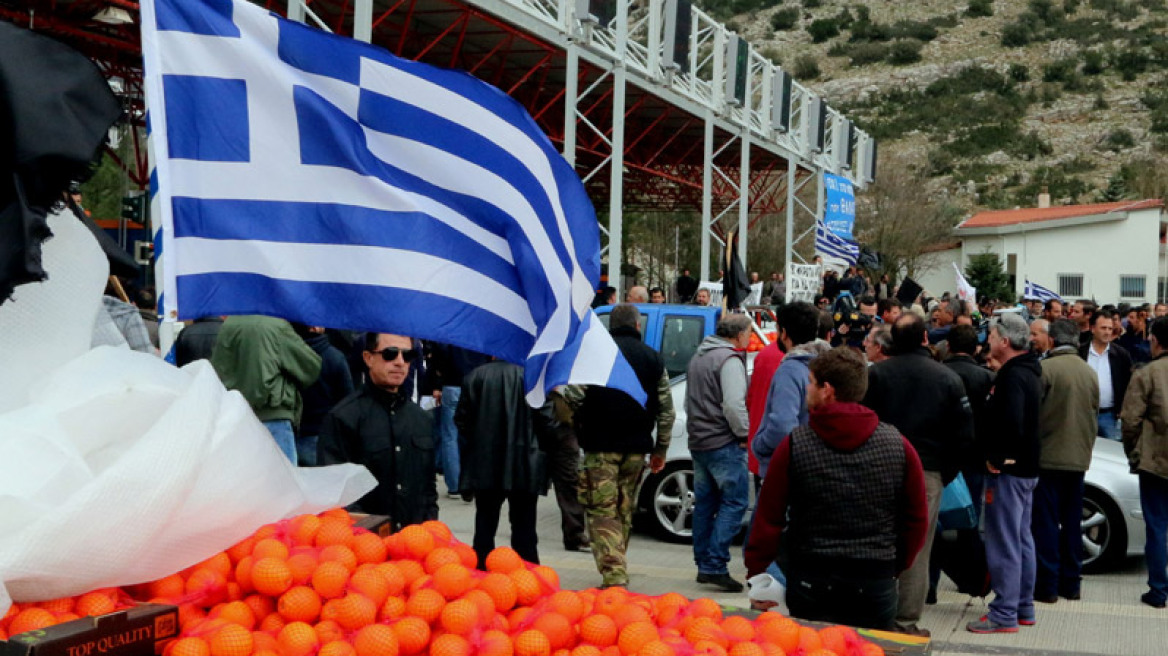 Οι παραγωγοί λαϊκών αγορών μοίρασαν και σήμερα δωρεάν τρόφιμα