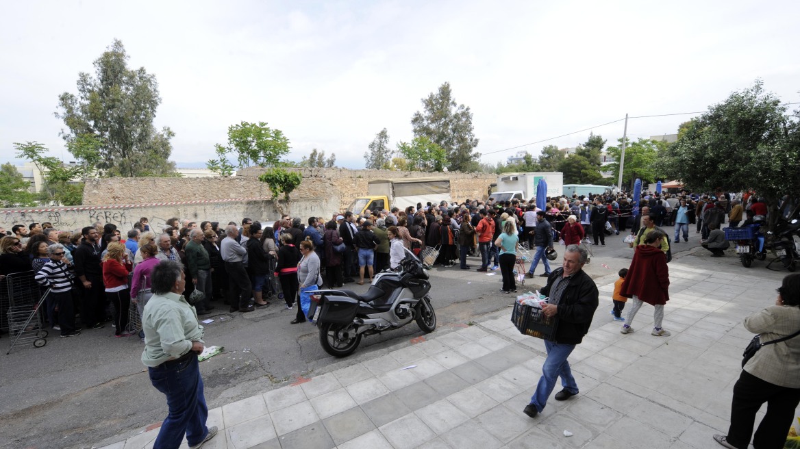 Από τις 6.30 το πρωί στην ουρά για τα δωρεάν λαχανικά στον Περισσό