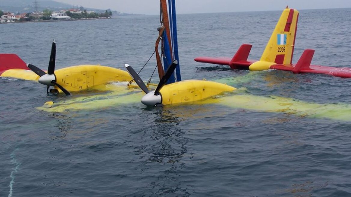 Ανελκύστηκε το Πυροσβεστικό Canadair από τον Θερμαϊκό